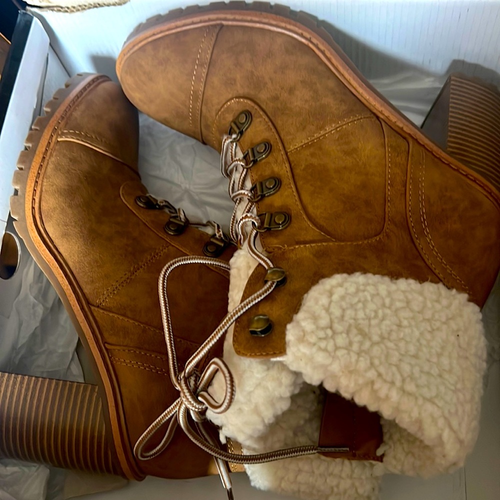 Súper warm and cute booties. Great for winter cold days.8 1/2 Original box
